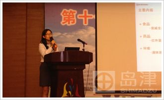 在公海赌赌船官网jc710展位，与会者与公海赌赌船官网jc710人员交流